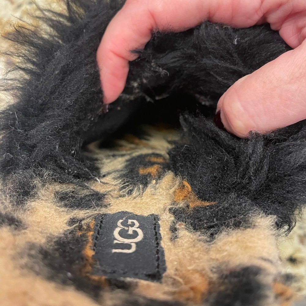 UGG Black and Tan Cheetah Print Furry Slippers- Size 5 - Picture 2 of 4